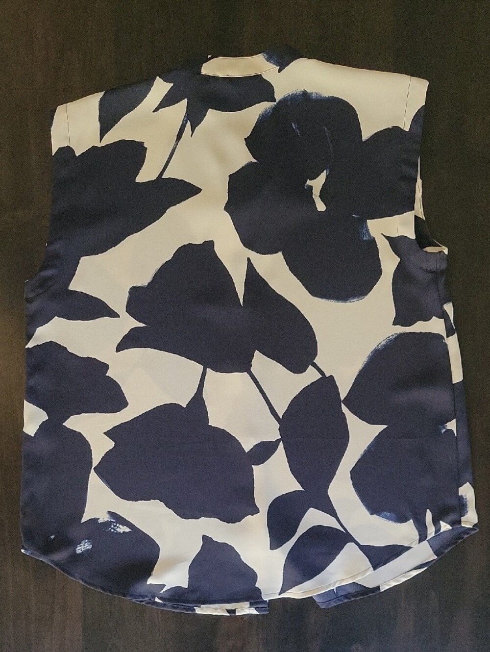 Ann Taylor Navy & Off White Bold Floral Sleeveless Blouse - Size Small - Picture 4 of 6